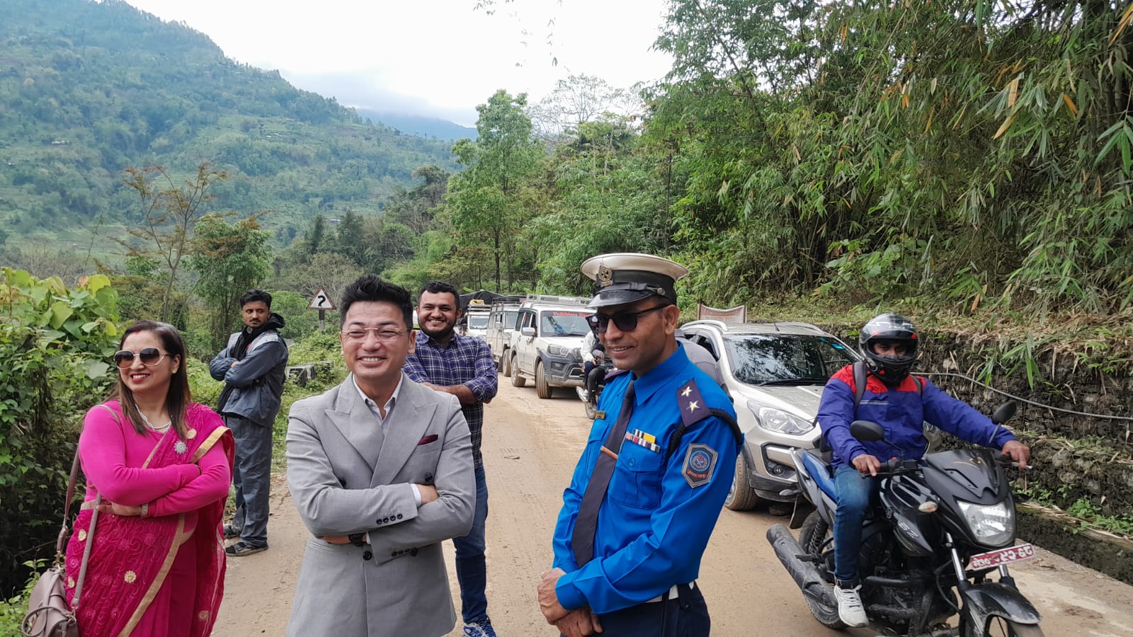 मेची राजमार्गको राजदुवाली खण्डमा फेरि सास्ती , जाममा परे सांसद राई